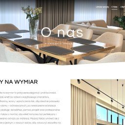 Seobly - Strona internetowa firmy dekorującej okna, prezentująca aranżację wnętrza z firanami na wymiar, z widocznym stołem, krzesłami i kanapą w stonowanych barwach.