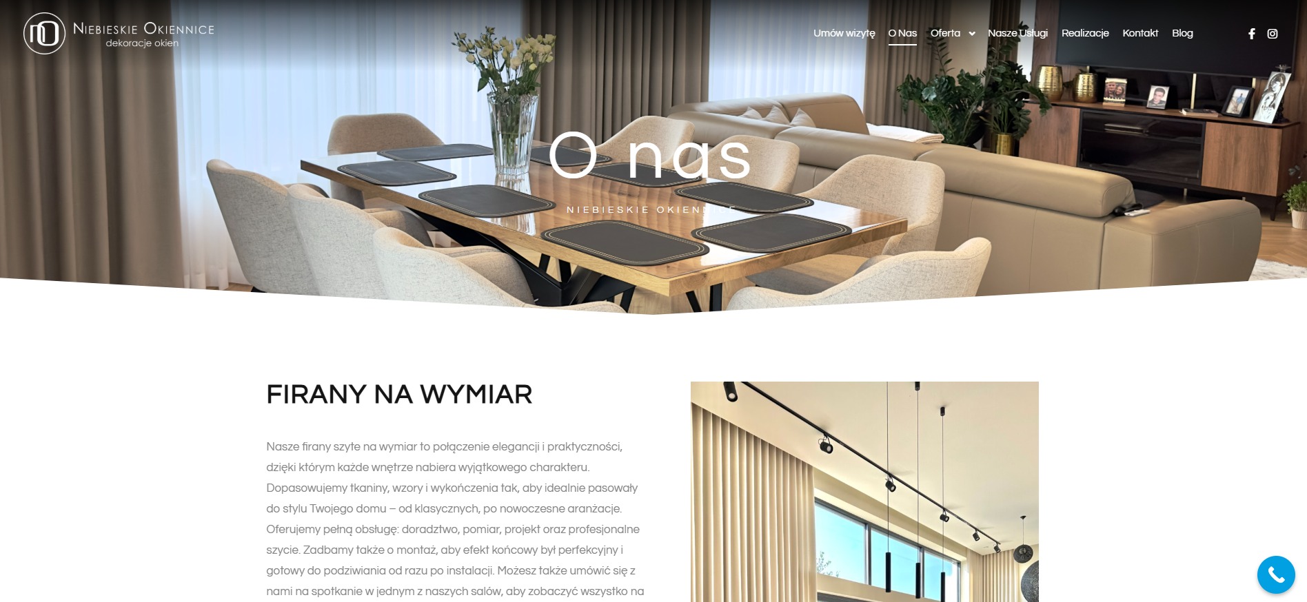 Strona internetowa firmy dekorującej okna, prezentująca aranżację wnętrza z firanami na wymiar, z widocznym stołem, krzesłami i kanapą w stonowanych barwach.