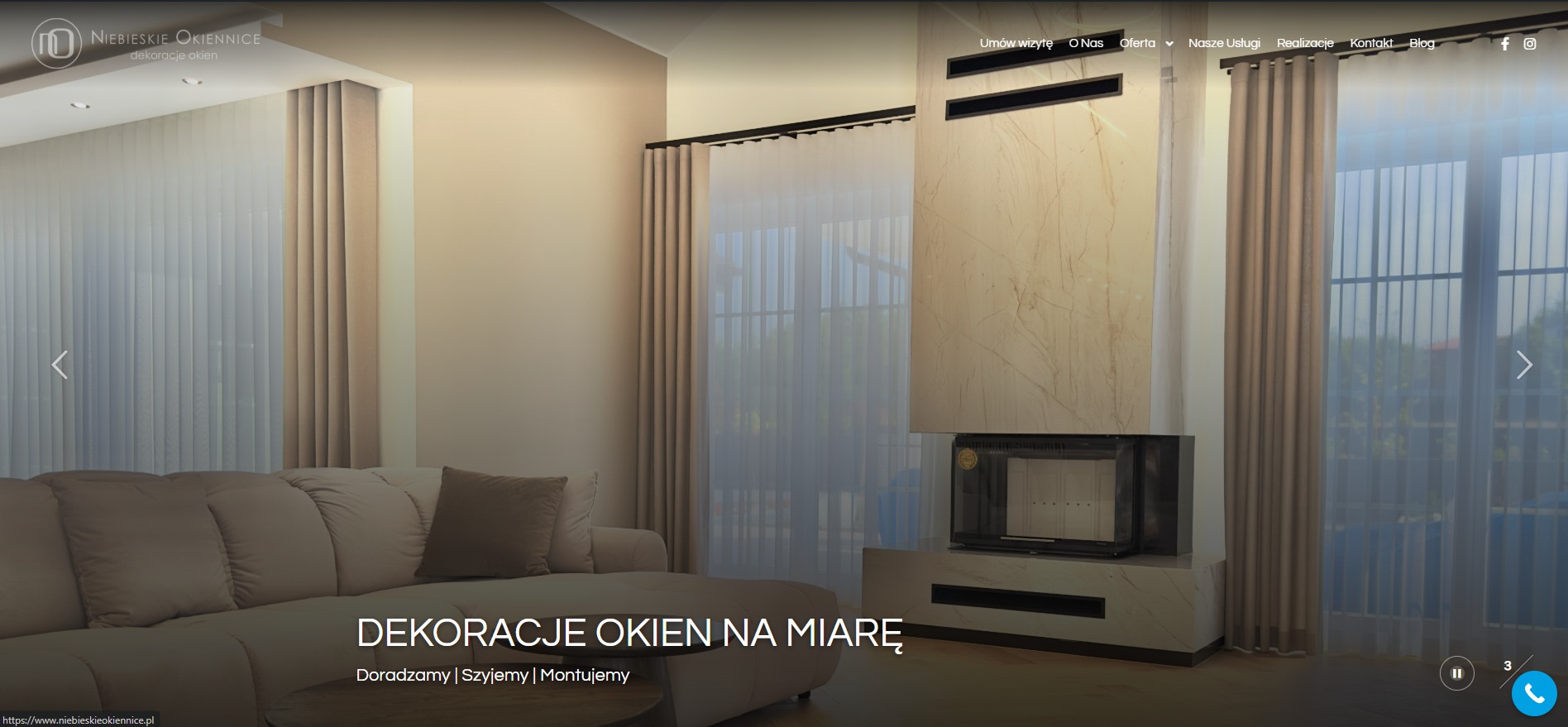 Eleganckie dekoracje okienne na wymiar: beżowe zasłony i firany w przestronnym salonie z kominkiem. Widoczne detale wykończenia i dopasowanie do wnętrza.