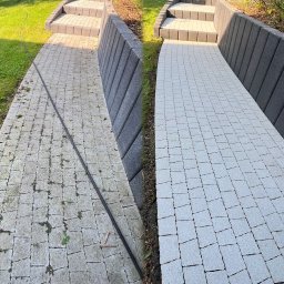 WILK DOMY MYJE Marcel Wilk - Kostka brukowa przed i po czyszczeniu: lewa strona zabrudzona, prawa czysta. Widoczne schody i trawnik w tle. Efekt czyszczenia kostki brukowej.