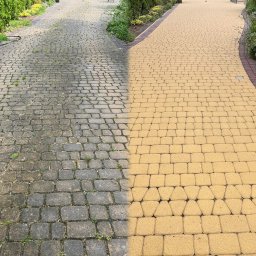 WILK DOMY MYJE Marcel Wilk - Kostka brukowa przed i po czyszczeniu. Lewa strona szara, zabrudzona, z chwastami. Prawa strona czysta, w odcieniach beżu i żółci. Widok z góry, perspektywa zbieżna.