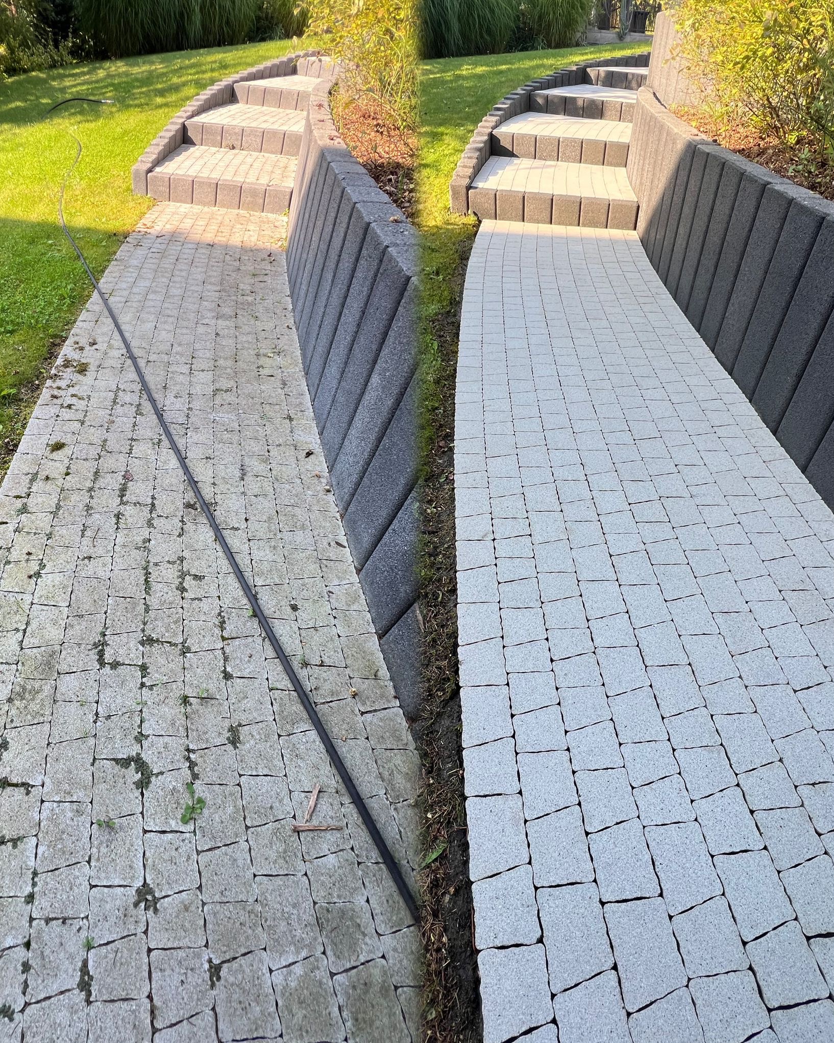 Kostka brukowa przed i po czyszczeniu: lewa strona zabrudzona, prawa czysta. Widoczne schody i trawnik w tle. Efekt czyszczenia kostki brukowej.