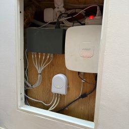 Peryferia monitoringu ukryte w ściance