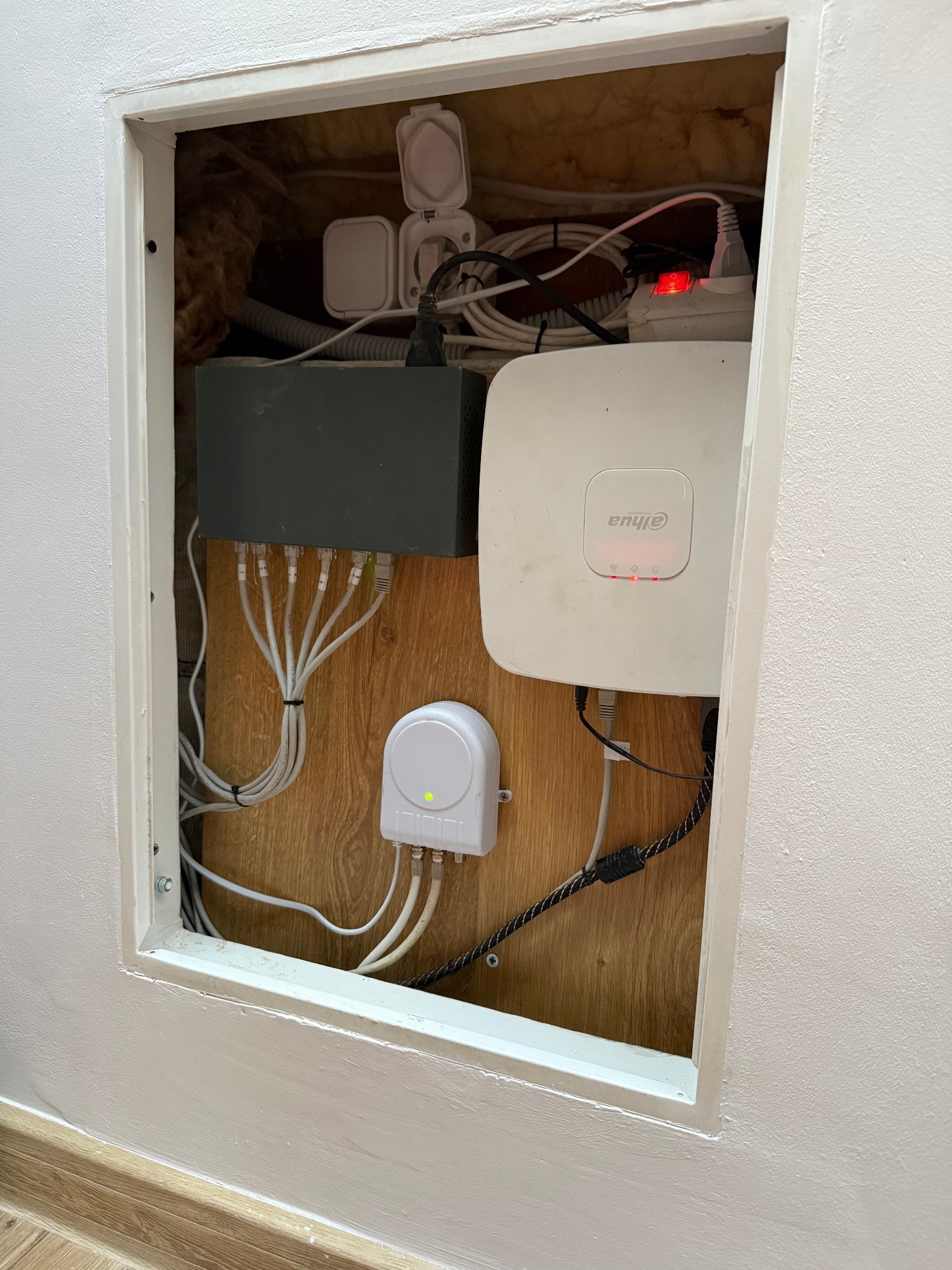 Peryferia monitoringu ukryte w ściance