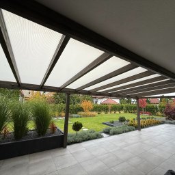 realizacja zadaszenia tarasu kolor antracyt