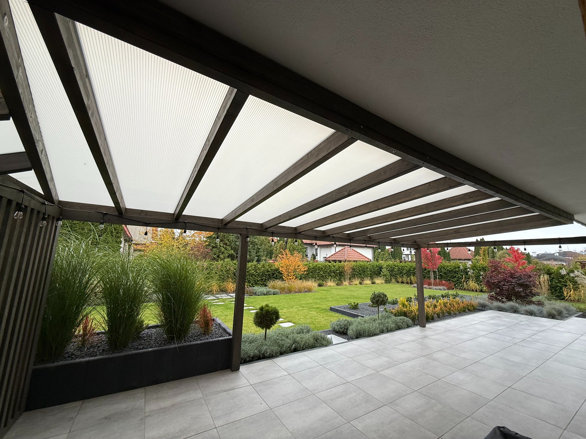 realizacja zadaszenia tarasu kolor antracyt