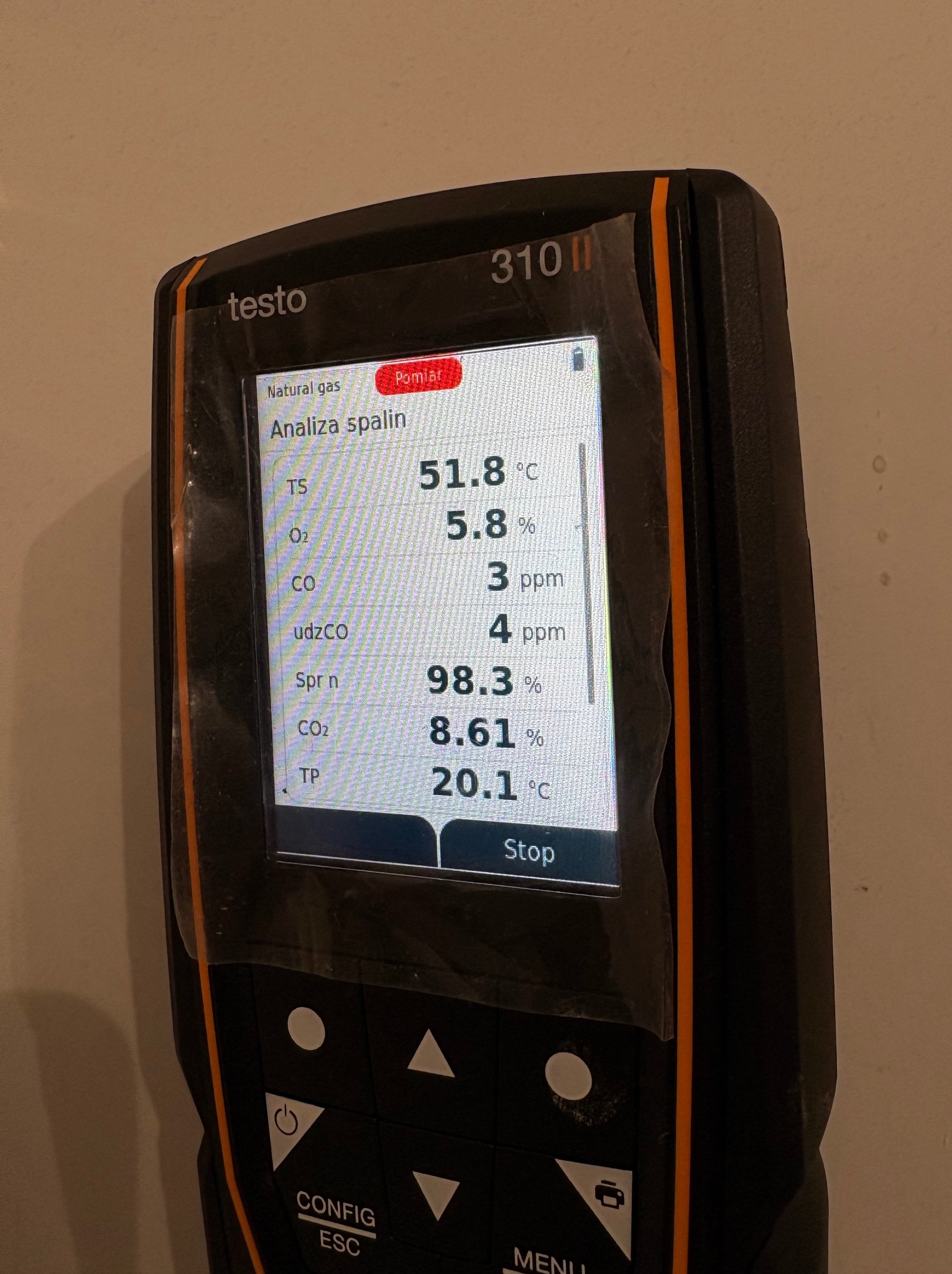 Analizator spalin Testo 310 II z ekranem wskazującym wyniki pomiarów: TS 51.8°C, O2 5.8%, CO 3 ppm, udzCO 4 ppm, Spr n 98.3%, CO2 8.61%, TP 20.1°C.