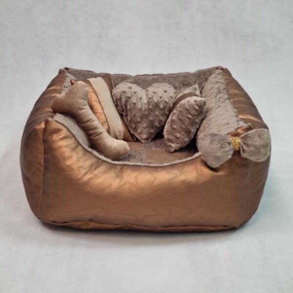 Brązowe legowisko dla psa w gwiazdy, z pluszową kością, sercem i poduszkami. Wykończone futerkiem i kokardką. Idealne dla małego pupila.