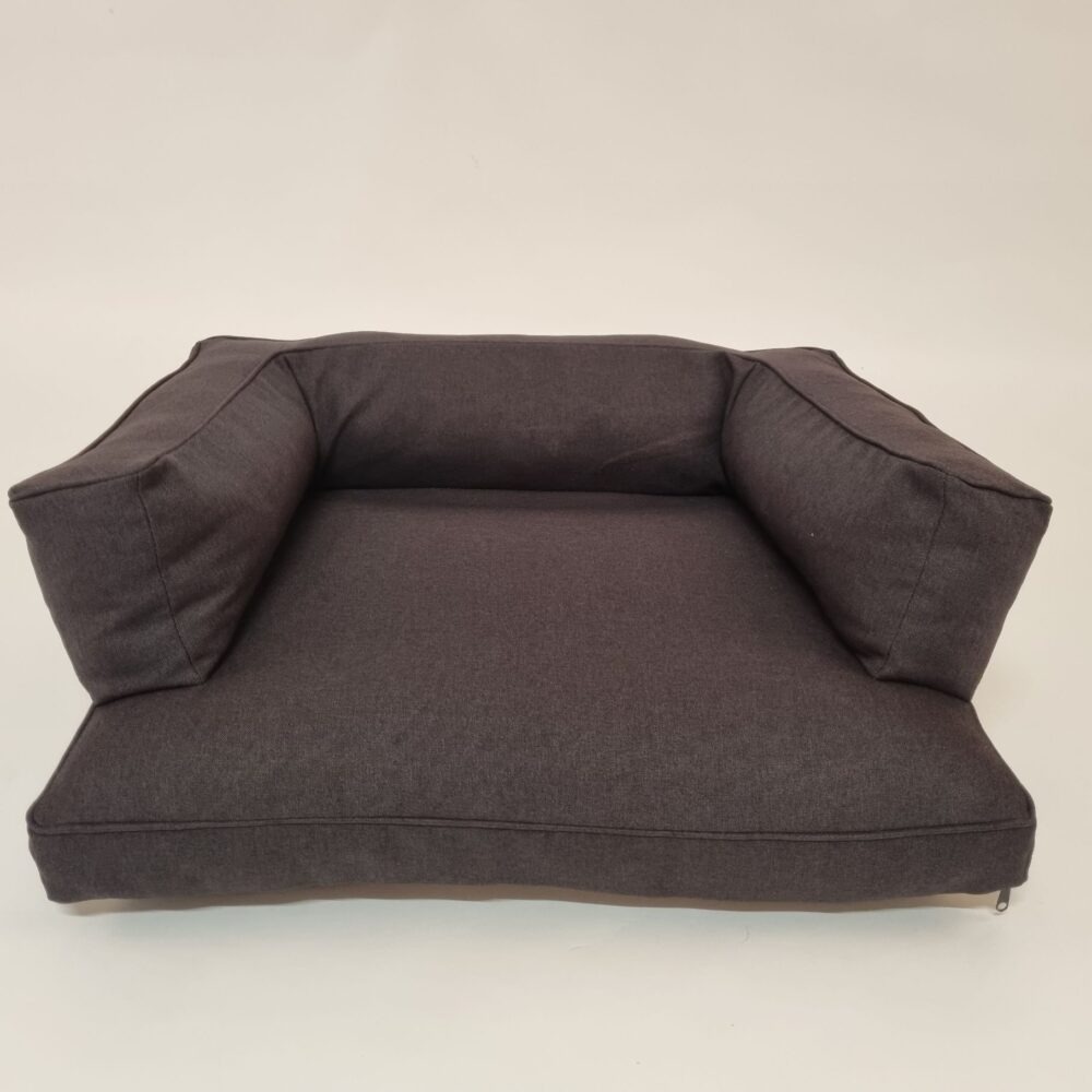 Grafitowe legowisko dla psa z podwyższonymi bokami, wykonane z tkaniny o wyraźnym splocie, na jasnym tle. Widoczny zamek błyskawiczny.