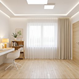 VENLOP SPÓŁKA Z OGRANICZONĄ ODPOWIEDZIALNOŚCIĄ - Jasne biuro domowe z drewnianą podłogą, biurkiem, krzesłem i roślinami. Minimalistyczny design z akcentami drewna i naturalnego światła. Nowoczesne oświetlenie sufitowe.