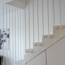 Balustrada stalowa, lakier proszkowy. Budynek jednorodzinny.