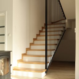 Michał Bogdański Boformi - Balustrada typu harfa - stal czarna, lakier proszkowy. Budynek jednorodzinny.