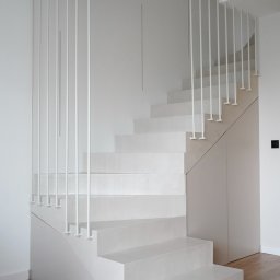 Balustrada stalowa, lakier proszkowy. Budynek jednorodzinny.