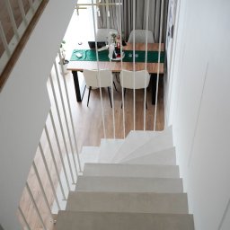 Balustrada stalowa, lakier proszkowy. Budynek jednorodzinny.