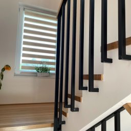 Balustrada stalowa, lakier proszkowy. Budynek jednorodzinny.