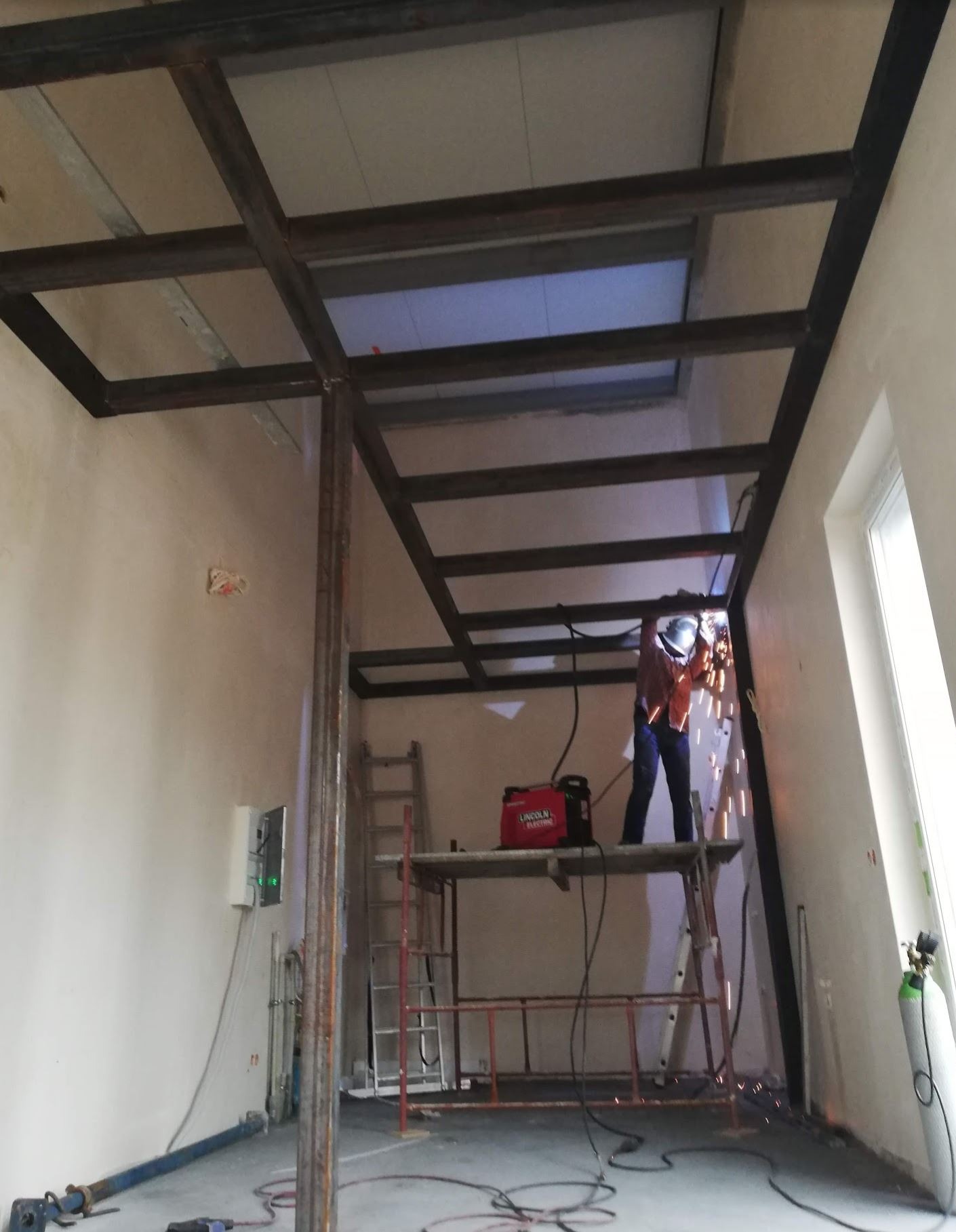 Stalowa konstrukcja antresoli w budynku biurowo-administracyjnym.