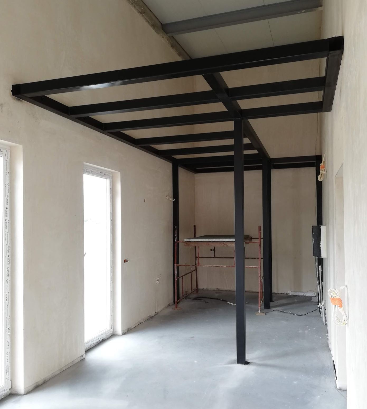 Stalowa konstrukcja antresoli w bud. biurowo-administracyjnym.