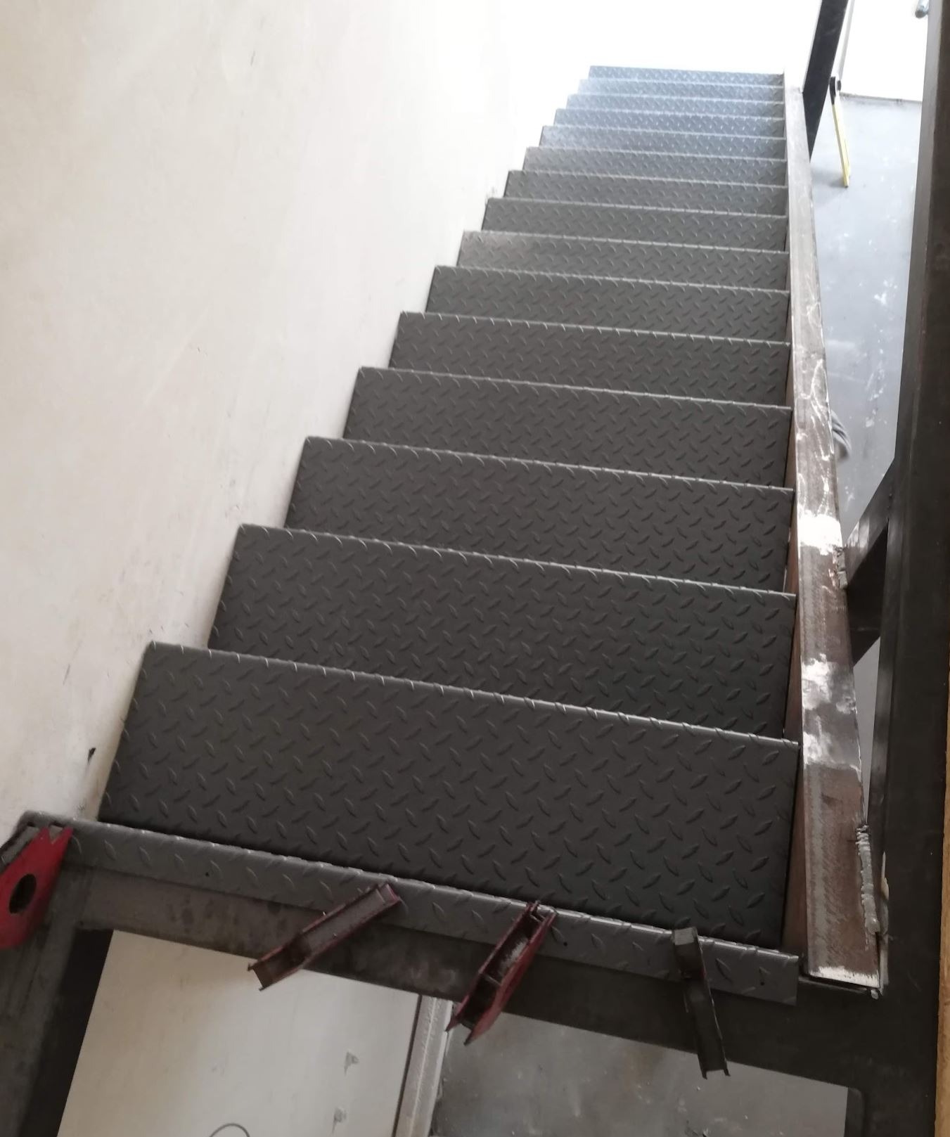 Schody antresoli z blachy ryflowanej.