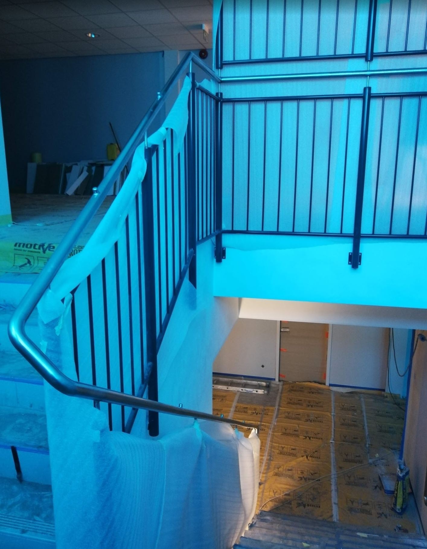 Balustrada w bud. szkolnym- stal nierdzewna+czarna.