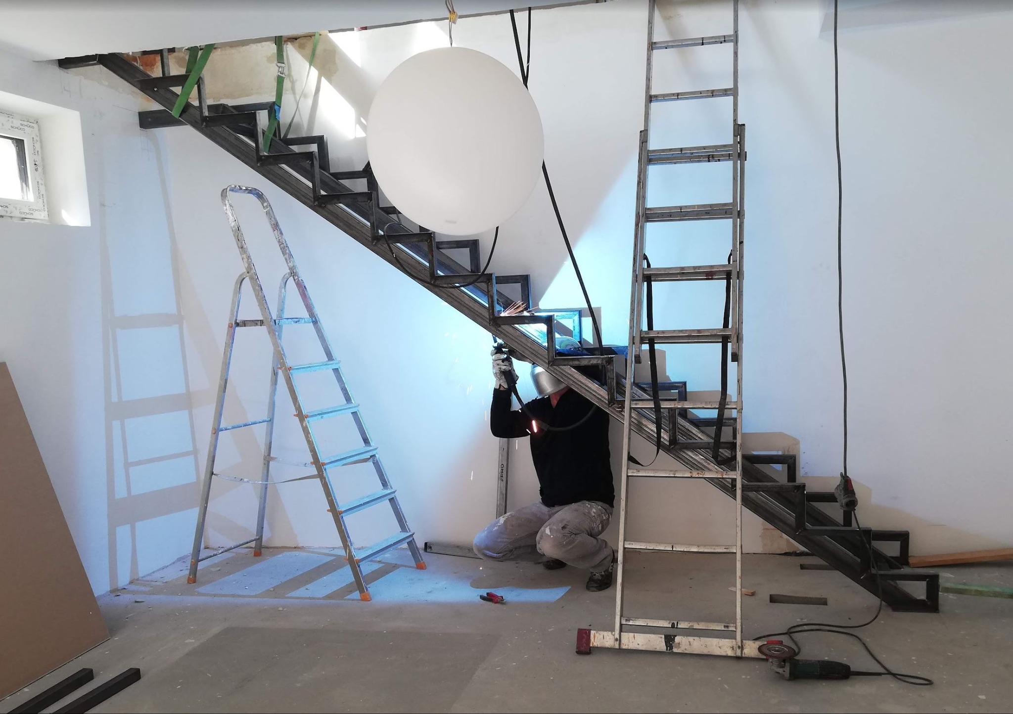 Stalowa konstrukcja schodów w budynku jednorodzinnym.