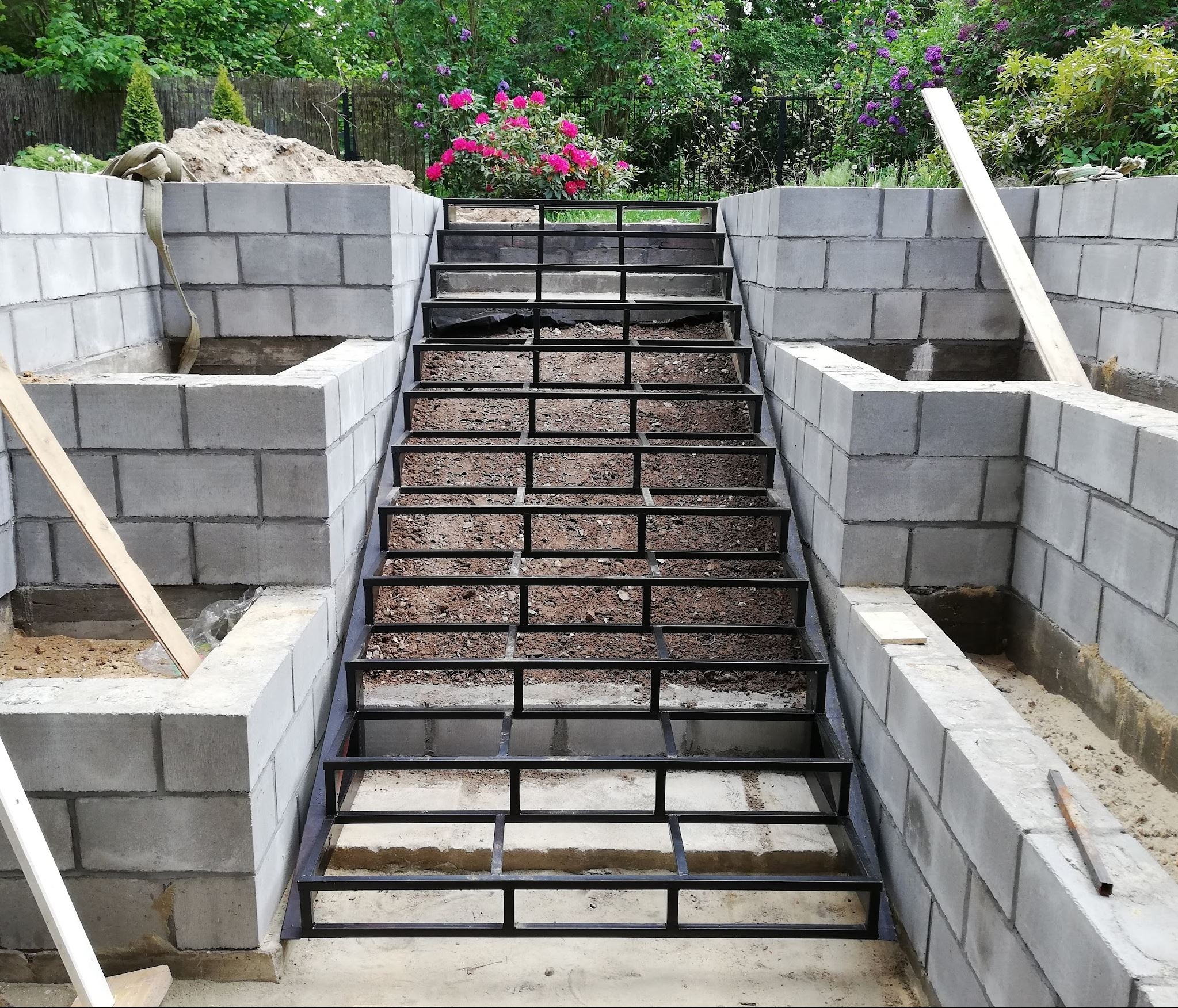 Stalowa konstrukcja schodów zewnętrznych w budynku jednorodzinnym.