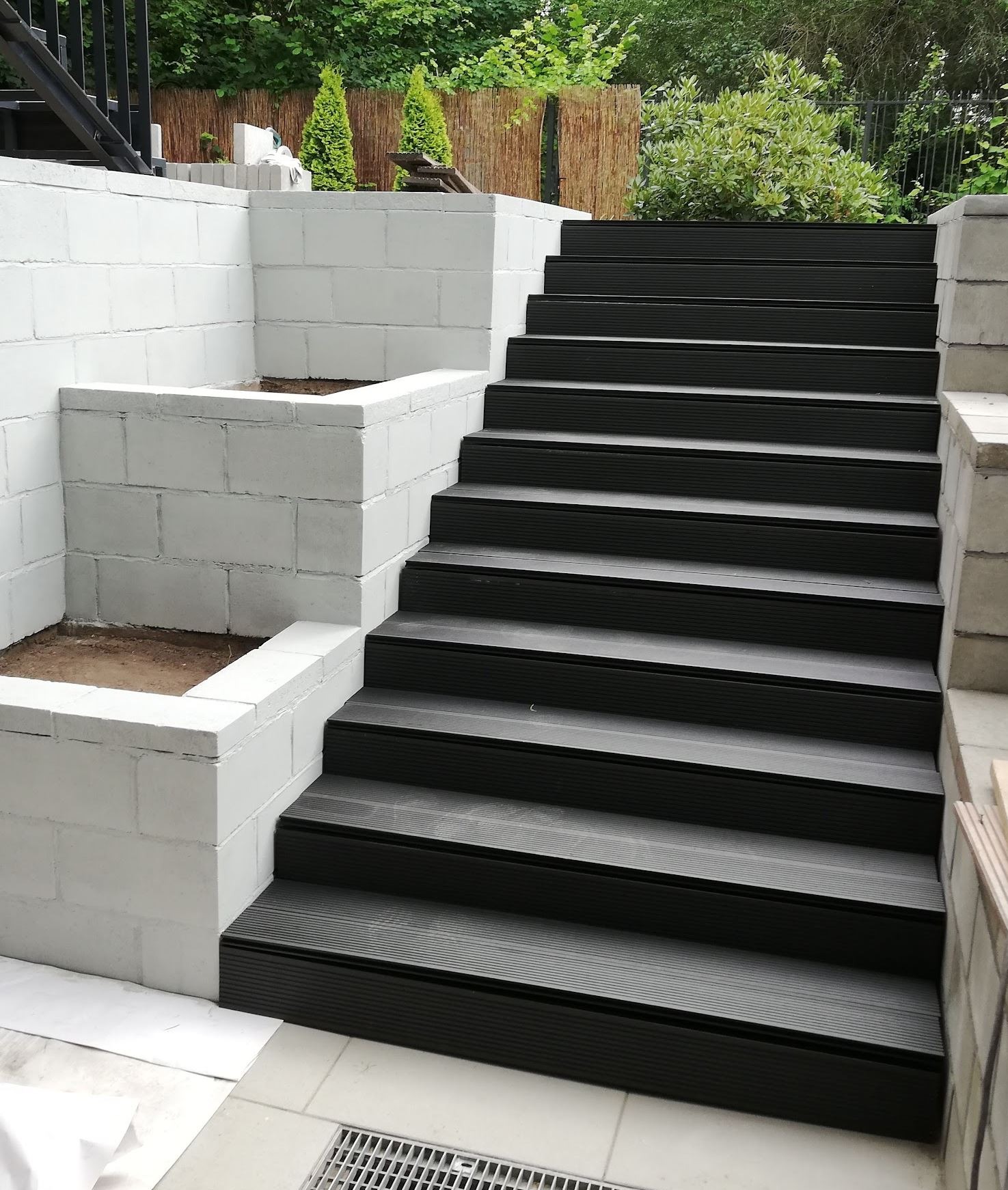 Wykończone schody zewnętrzne w budynku jednorodzinnym.