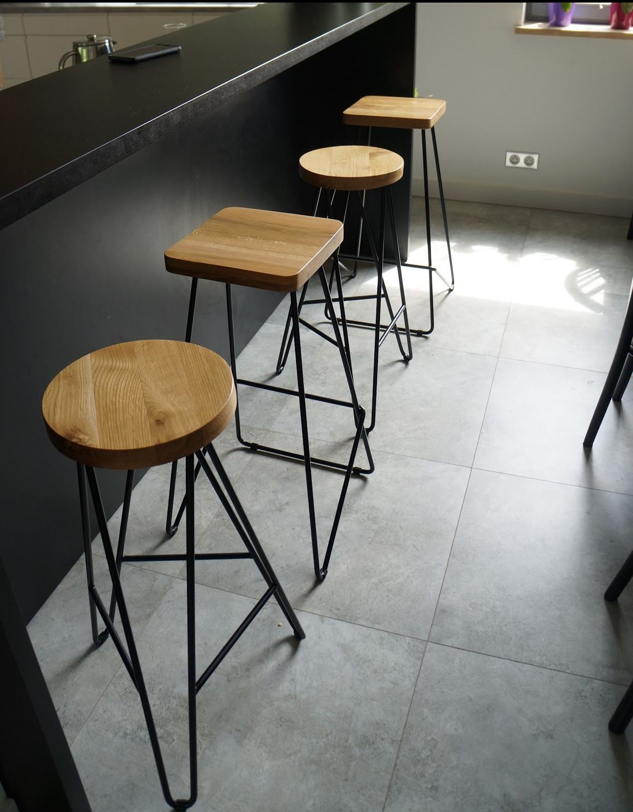 Stołki barowe- tal lakier proszkowy+ drewno.