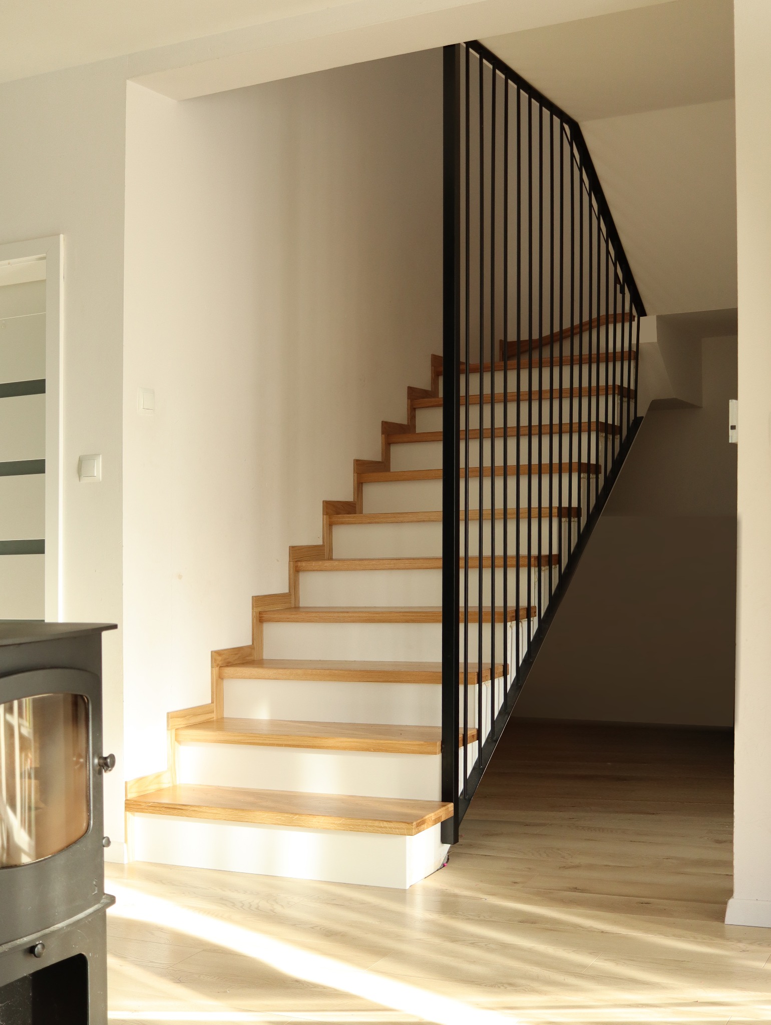 Balustrada typu harfa - stal czarna, lakier proszkowy. Budynek jednorodzinny.