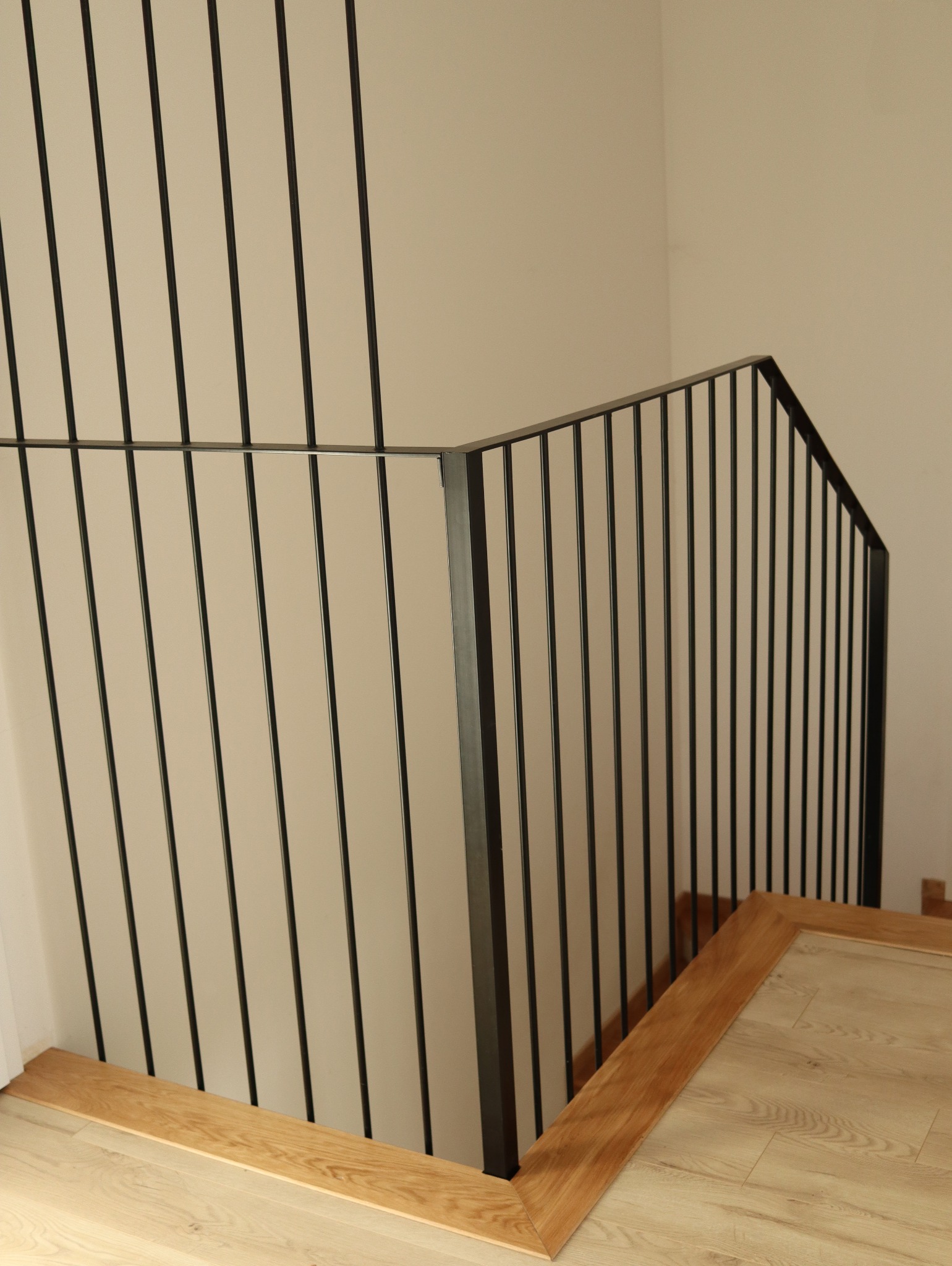 Balustrada - stal czarna, lakier proszkowy. Budynek jednorodzinny.