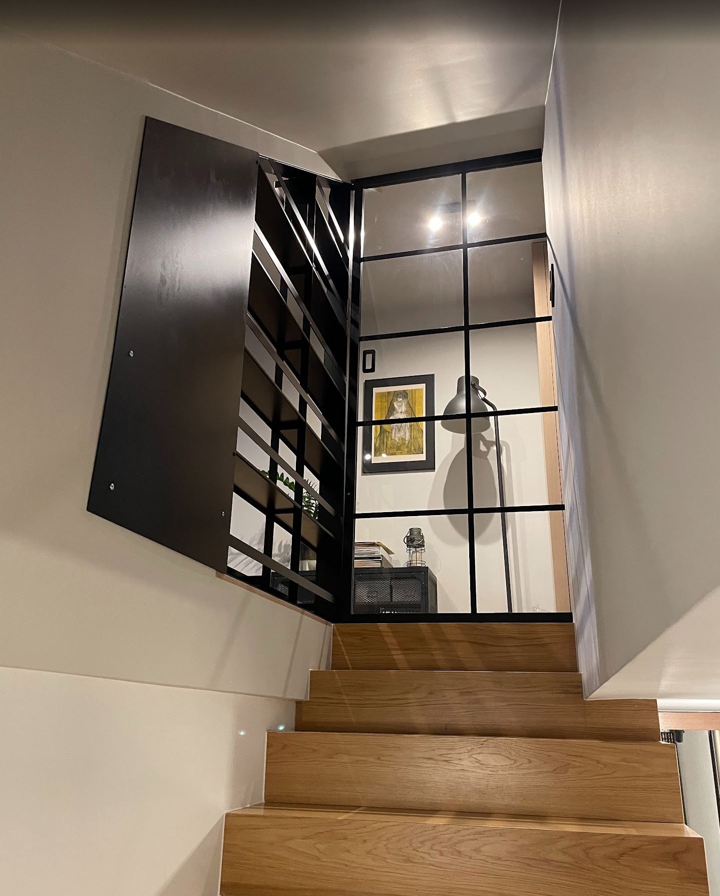 Regał ażurowy, domknięcie klatki schodowej, drzwi przesuwne industrialne. Stal czarna, lakier proszkowy.