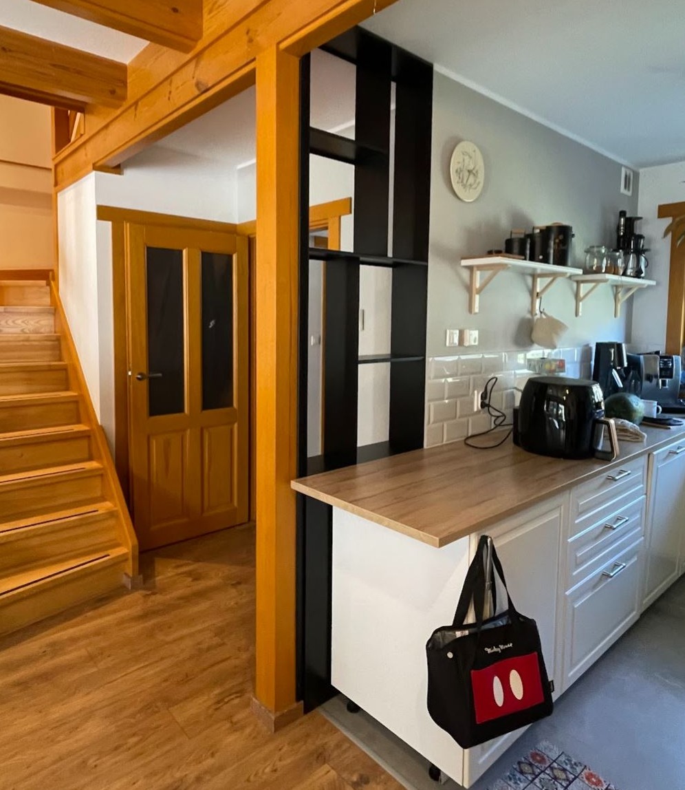 Regał stalowy, lakier proszkowy.