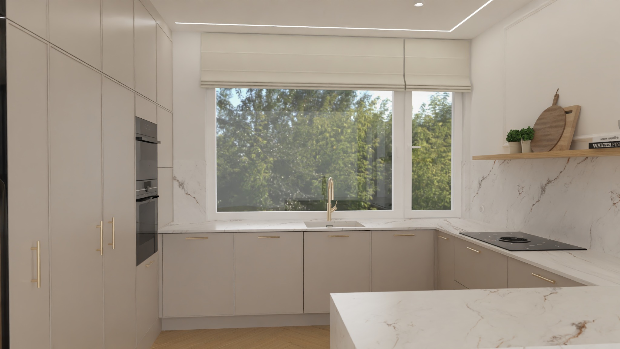 Jasna kuchnia z beżowymi szafkami, marmurowym blatem i złotymi uchwytami. Duże okno z widokiem na zieleń. Minimalistyczny styl z elementami dekoracyjnymi na półce.