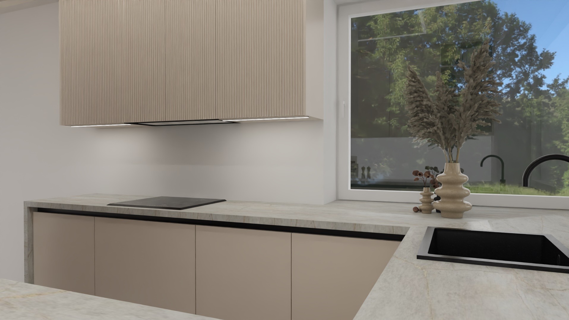 Beżowa kuchnia z płytą indukcyjną i okapem, minimalistyczny design. Na blacie wazon z suszonymi trawami, za oknem zieleń. Ujęcie z niskiego kąta.