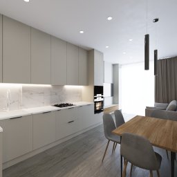 Dk Design - Nowoczesna kuchnia z jadalnią w odcieniach beżu i szarości. Minimalistyczne szafki, marmurowy backsplash, drewniany stół i designerskie lampy wiszące.