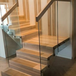 Schody Zabiegowe Dywanowe Jesionowe. Strona z realizacją: https://estica.pl/schody-samonosne/schody-dywanowe-zabiegowe-jesion-gdynia-s01