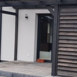 Zadaszenie z poliwęglanu litego. Konstrukcja z drewna BSH plus deseczki ruchome.