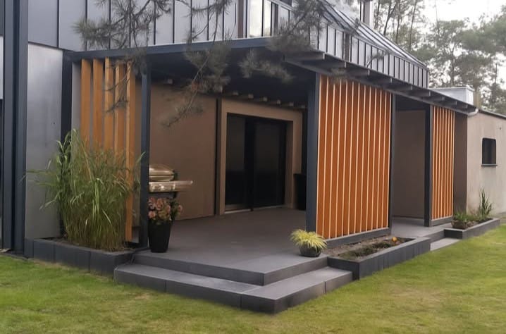 Nowoczesne zadaszenie tarasu z poliwęglanu komorowego. Drewno BSH plus pionowe lamele