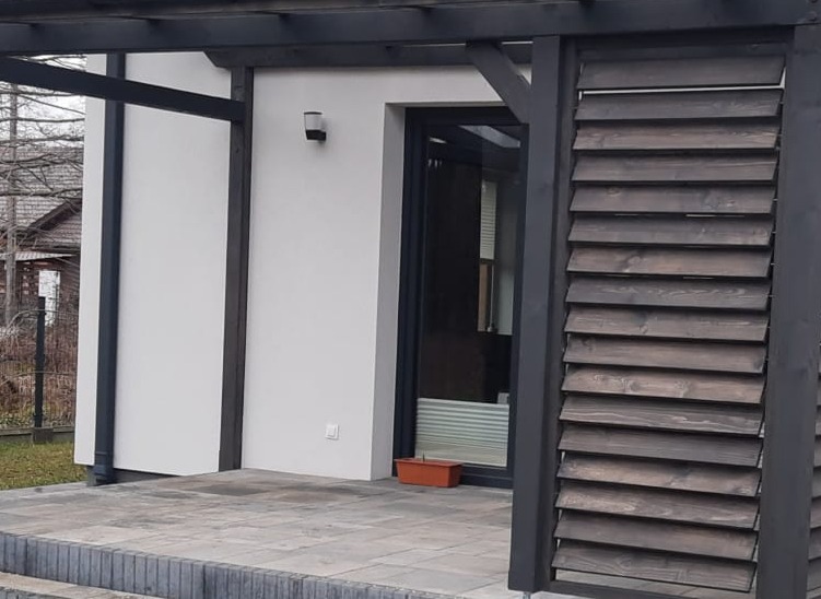 Zadaszenie z poliwęglanu litego. Konstrukcja z drewna BSH plus deseczki ruchome.