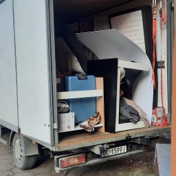 Daniel Szentes - Ciężarówka załadowana meblami i sprzętami podczas przeprowadzki. Widoczne kartony, stół, szafka i inne przedmioty. Tablica rejestracyjna pojazdu: DL 1599J.