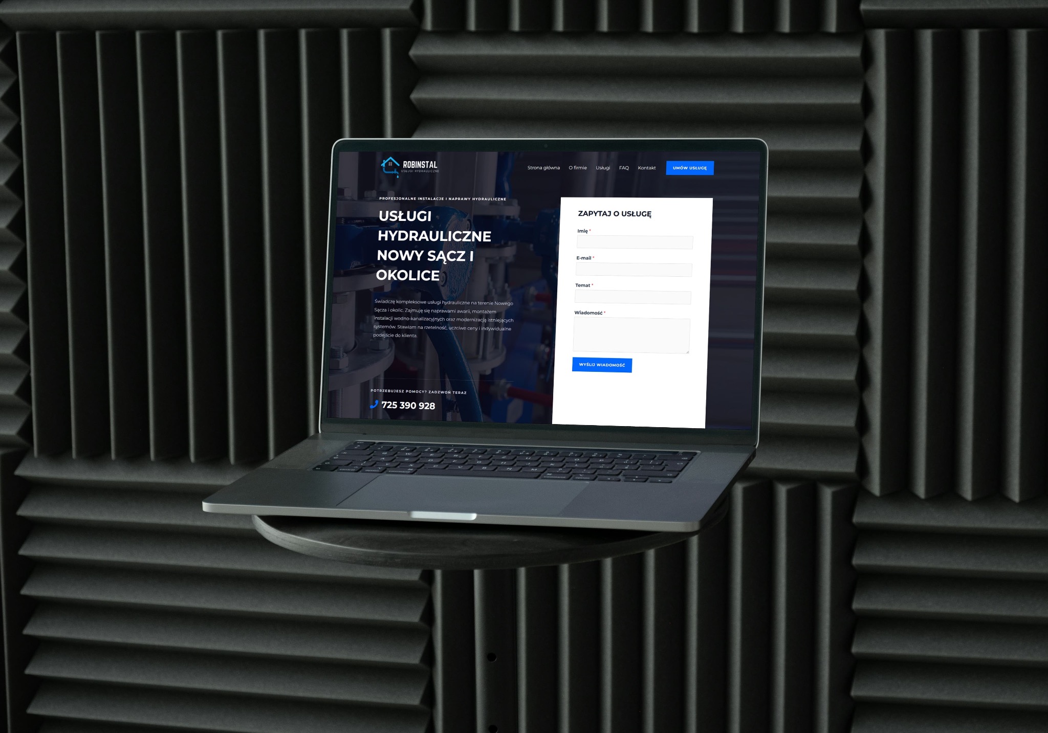 Laptop prezentuje stronę internetową firmy hydraulicznej z Nowego Sącza, z formularzem kontaktowym i danymi kontaktowymi. Ciemne tło z panelami akustycznymi.