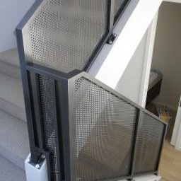 Steel Harmony Sp. z o.o. - Ażurowa balustrada schodowa z perforowanej blachy, czarne metalowe ramy, nowoczesny design, widok z góry, jasne wnętrze.