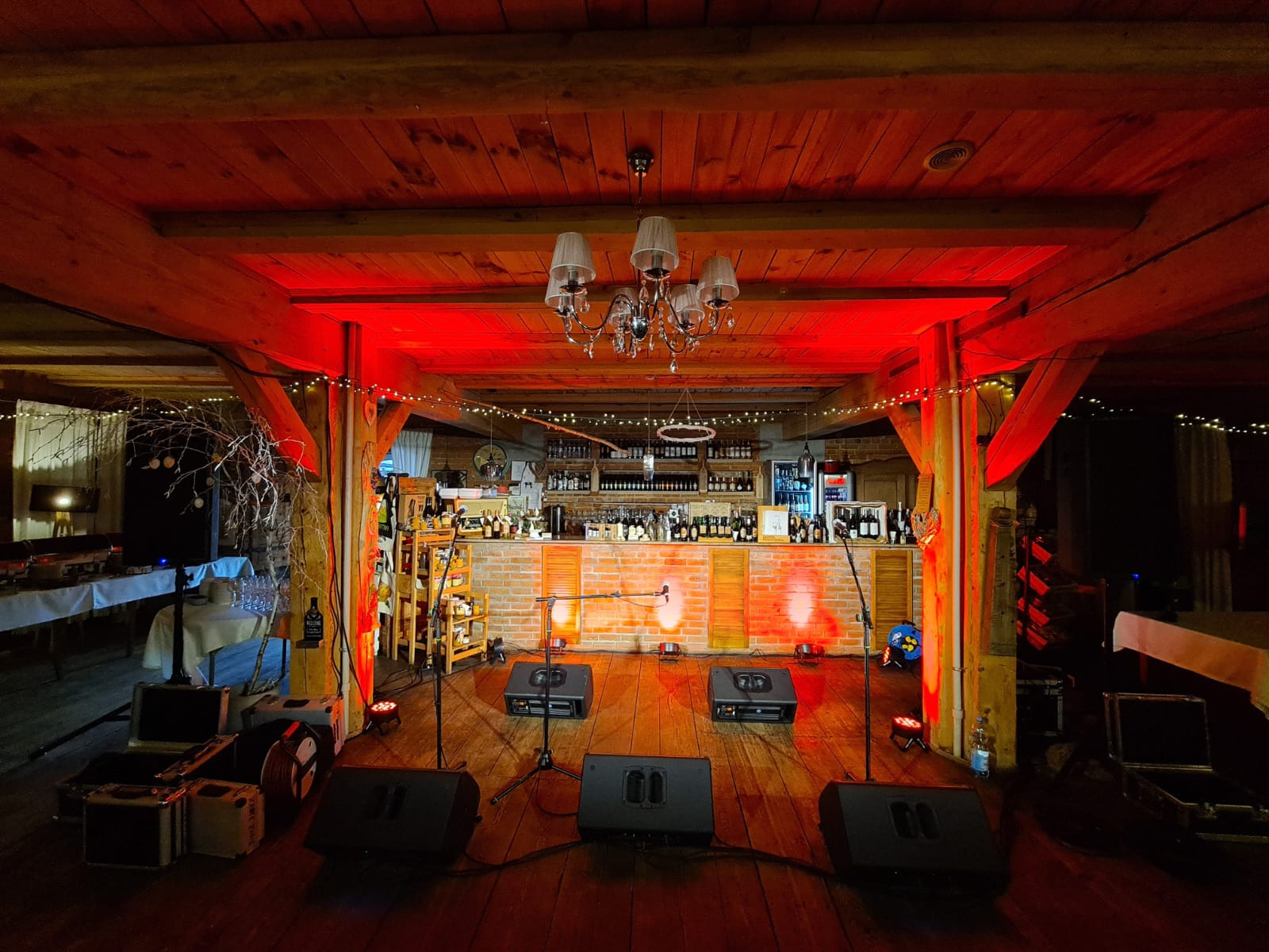 Przed koncertem zespołu Czerwony Tulipan w Restauracji Retro w Jezioranach