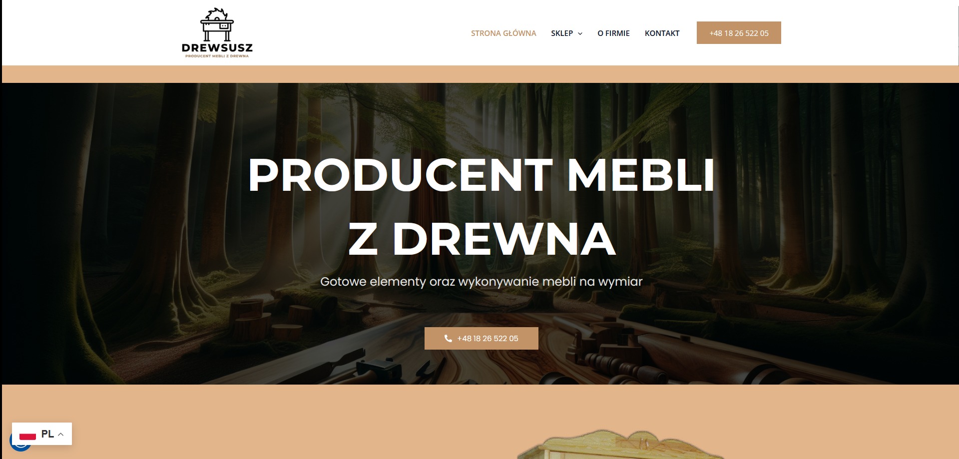 Strona internetowa producenta mebli z drewna Drewsusz. Tło strony imituje las. Widoczne menu, logo i hasło reklamowe. Użyto stonowanej kolorystyki.