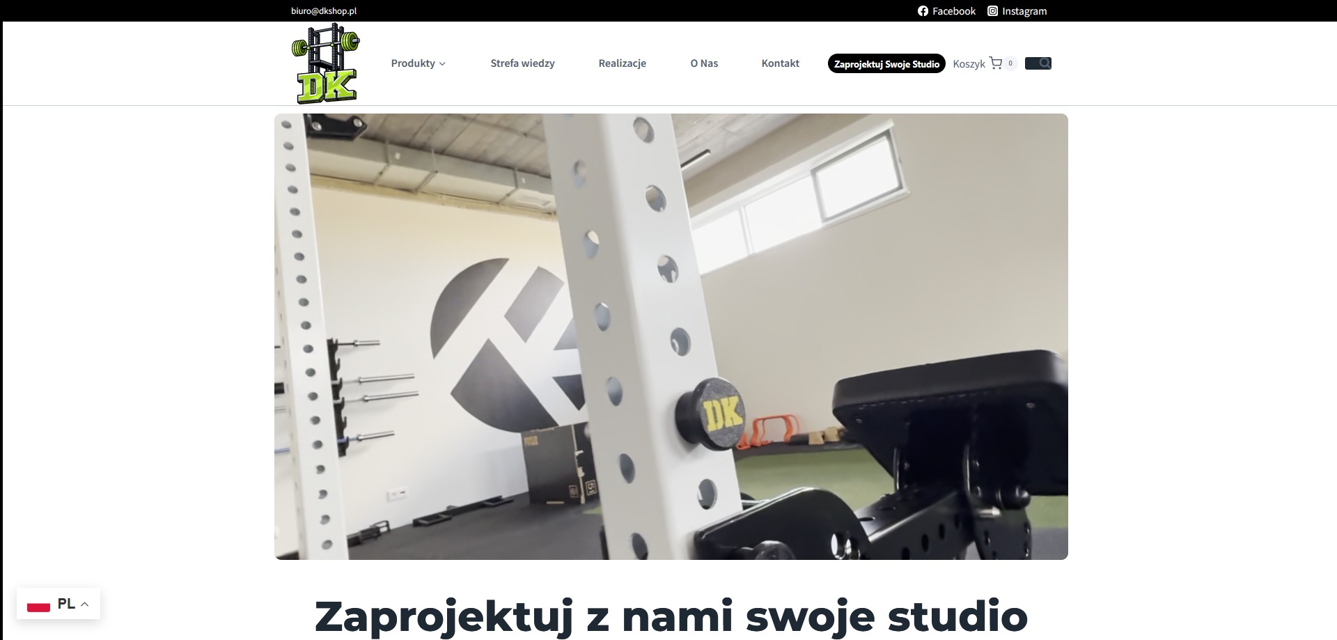 Strona internetowa DKshop.pl z elementami wyposażenia siłowni, w tle logo firmy na ścianie. Widoczny fragment menu i koszyk. Projektowanie studia treningowego.