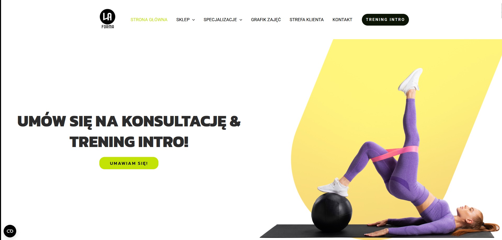 Strona internetowa z nagłówkiem, menu i grafiką kobiety ćwiczącej na piłce. Żółte tło, nowoczesny design, czcionki bezszeryfowe. Zaproszenie na konsultacje i trening intro.