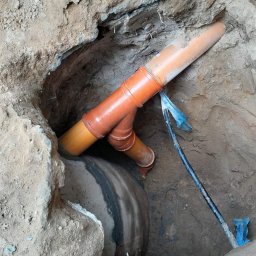 Dakos - Włączenie kaskadowe przyłącza kanalizacji sanitarnej do studni betonowej na sieci miejskiej