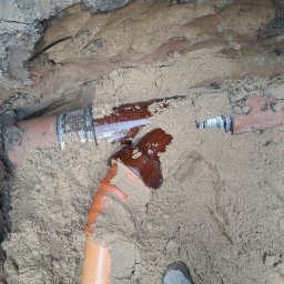 Włączenie przyłącza kanalizacji sanitarnej do sieci miejskiej poprzez trójnik kamionkowy.