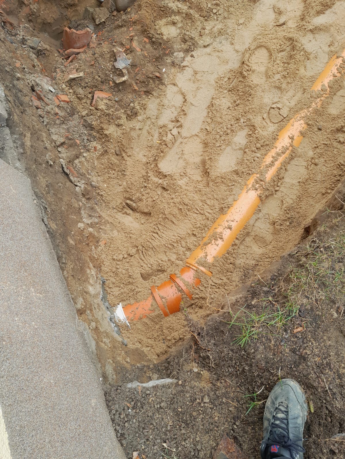 Włączenie przyłącza kanalizacji sanitarnej do rewizji w budynku