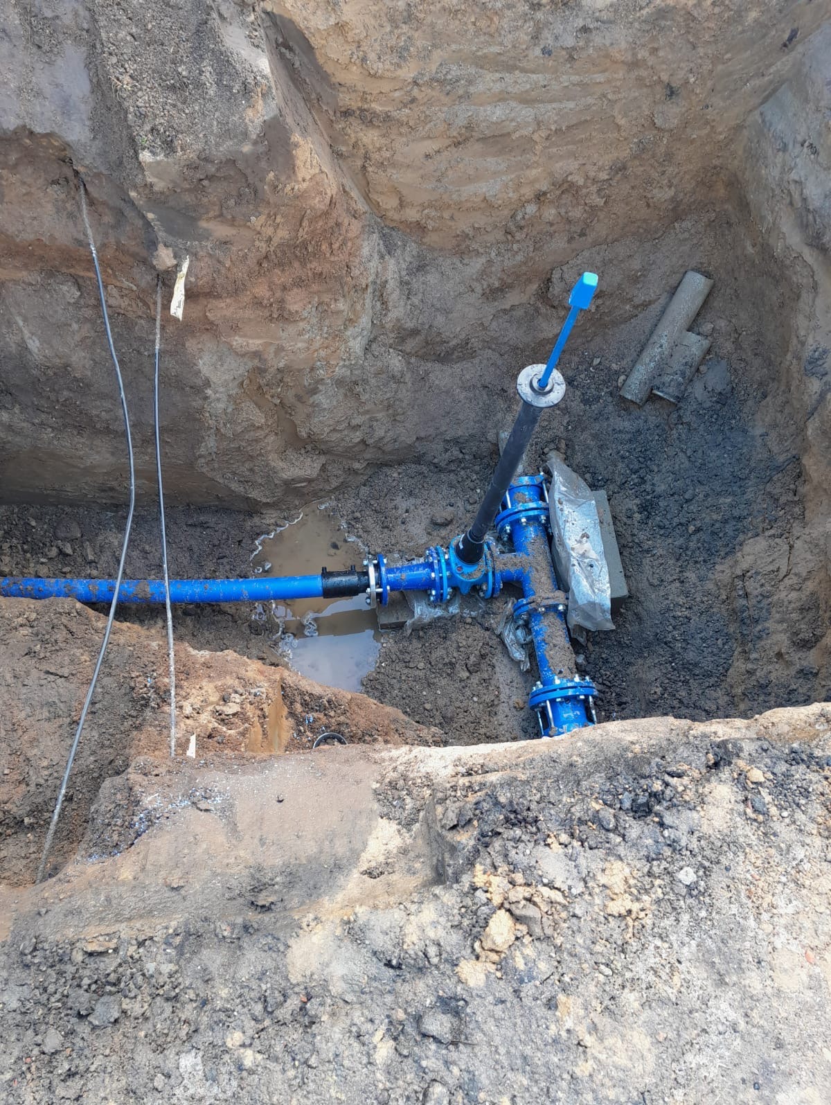 Budowa przyłącza wodociągowego, włączenie poprzez trójnik żeliwny.