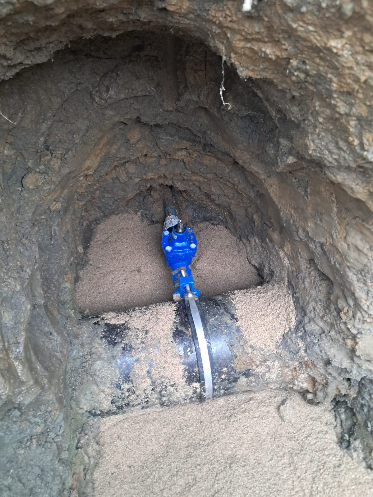 Włączenie przyłącza wodociągowego do sieci miejskiej.